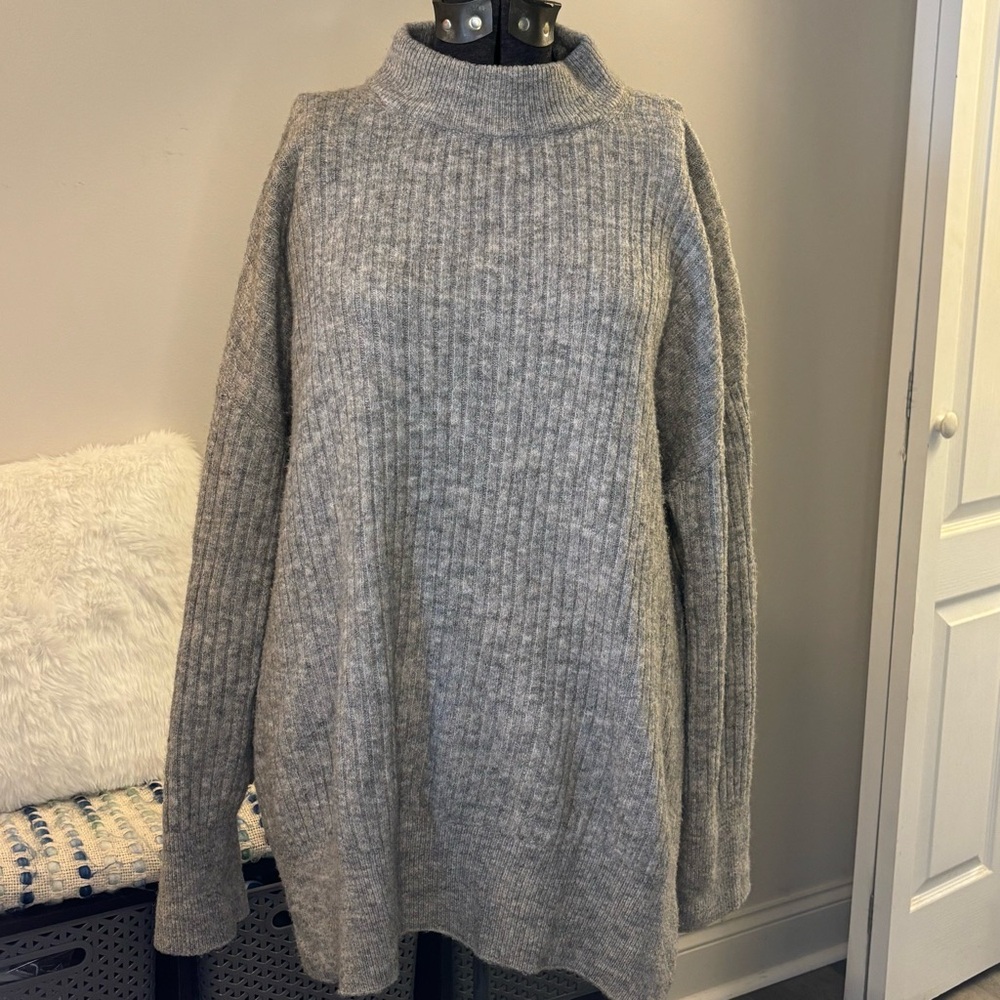 🩶H&M🩶 Gray Tunic Mock Neck Sweater